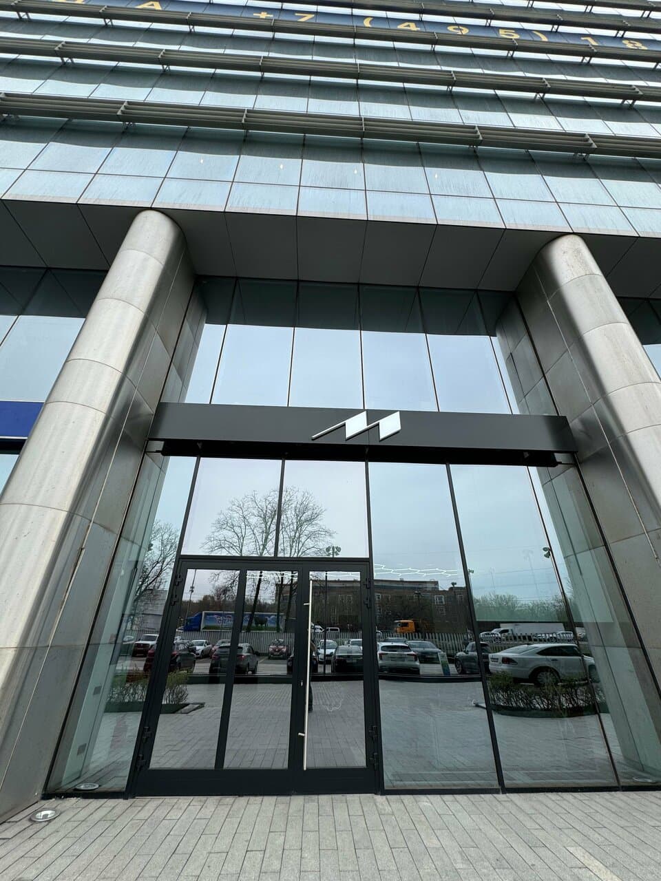 Вход в автосалон Miles Motors